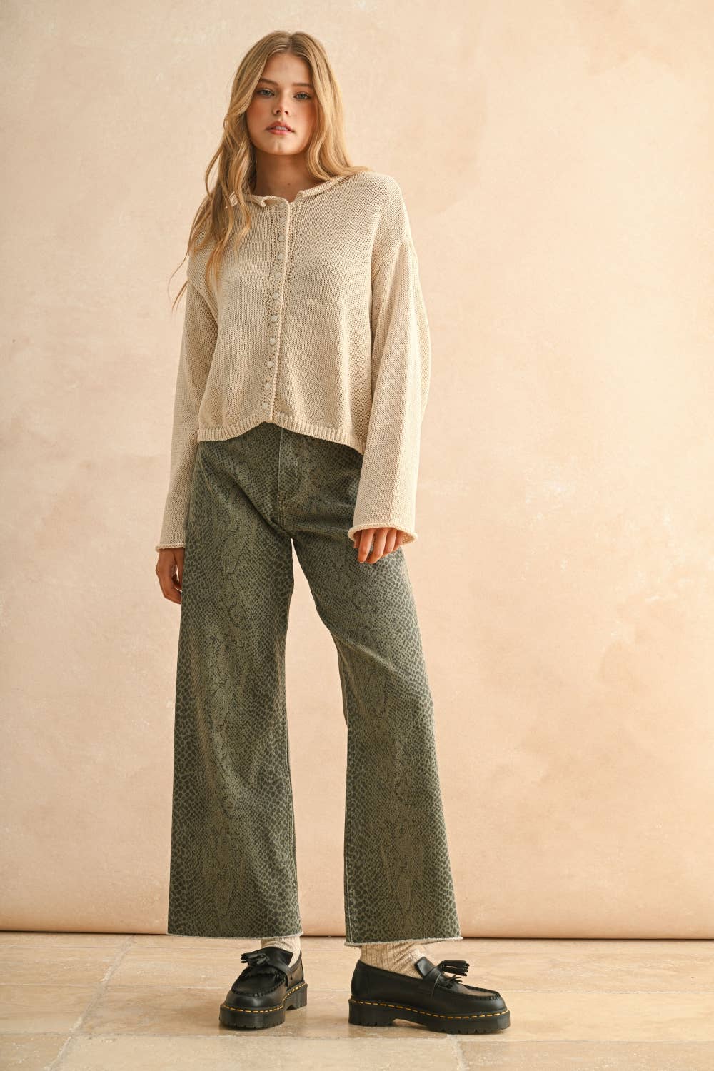 A New Arrival LIGHT WEIGHT BUTTON FRONT CARDIGAN: CREAM