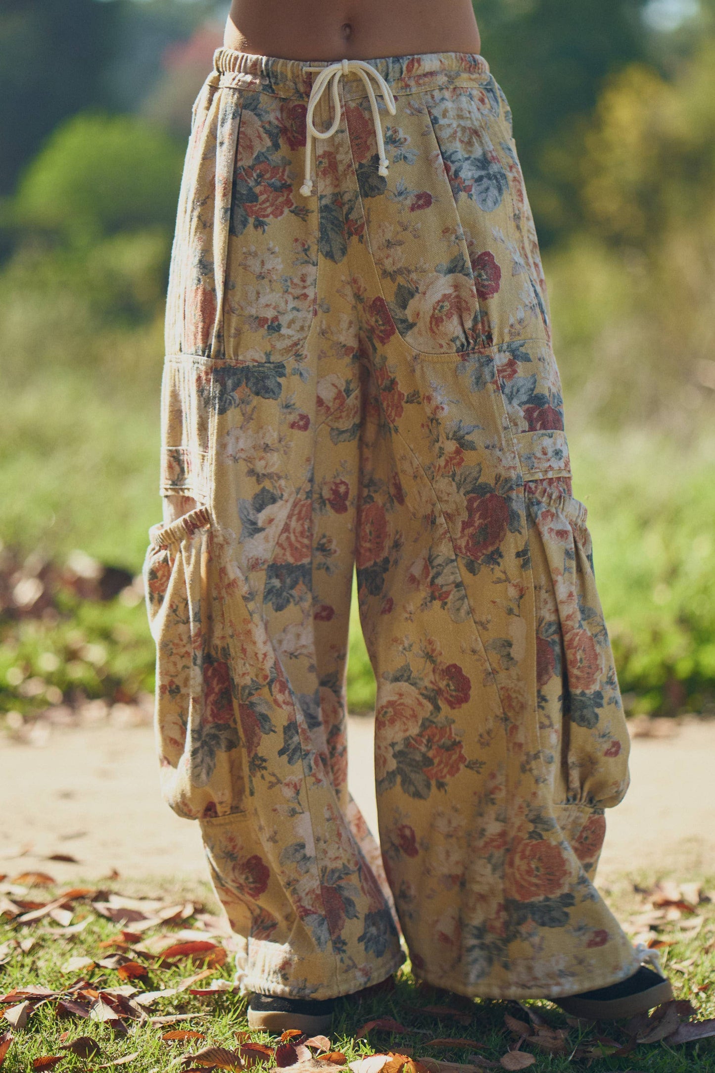 A New Arrival FLOWER PRINTED DENIM WAIST DROPPED POCKETS PANT: Yellow
