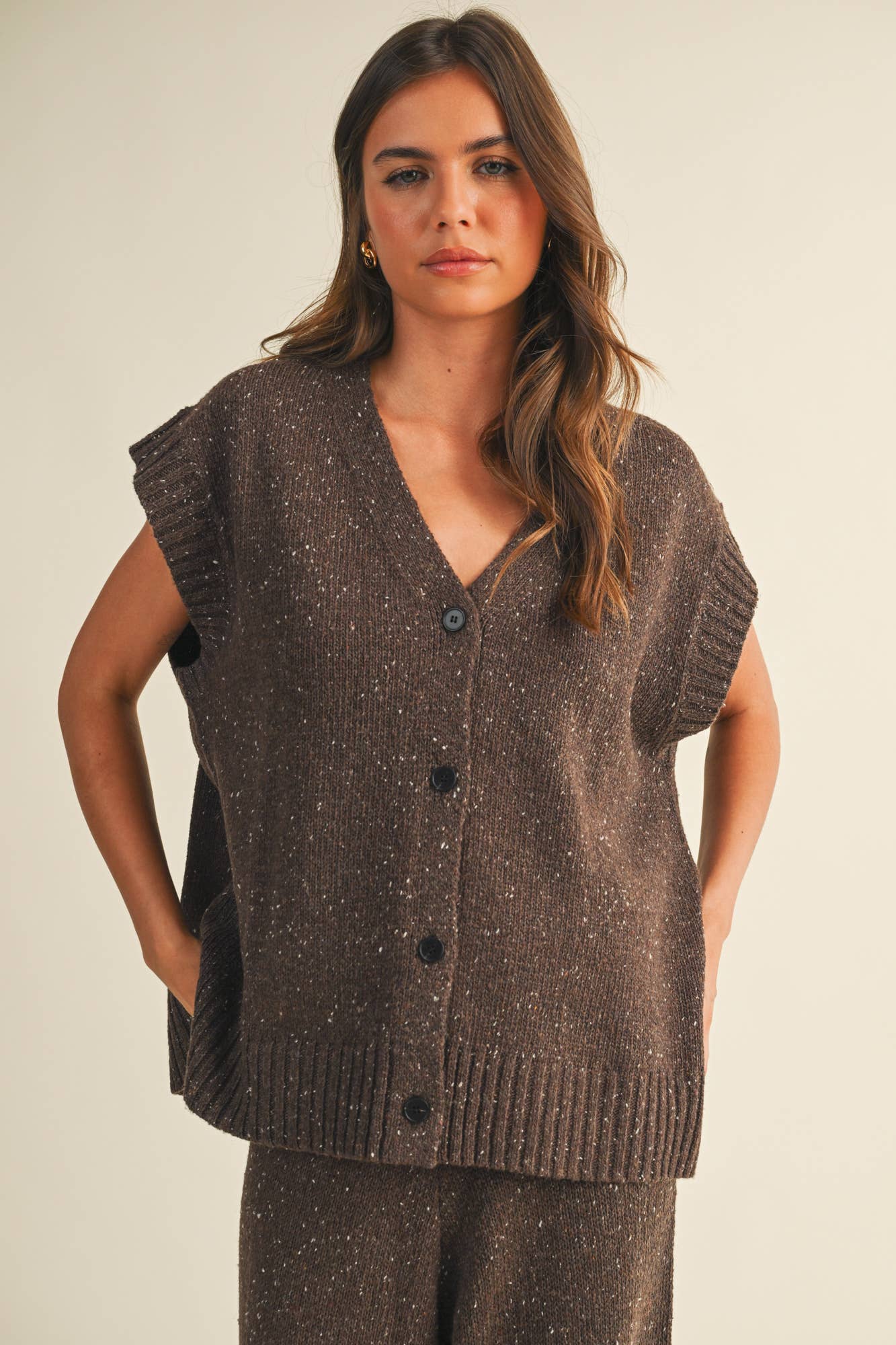 BUTTON FRONT OVERSIZED SWEATER VEST: DK.CHOCO