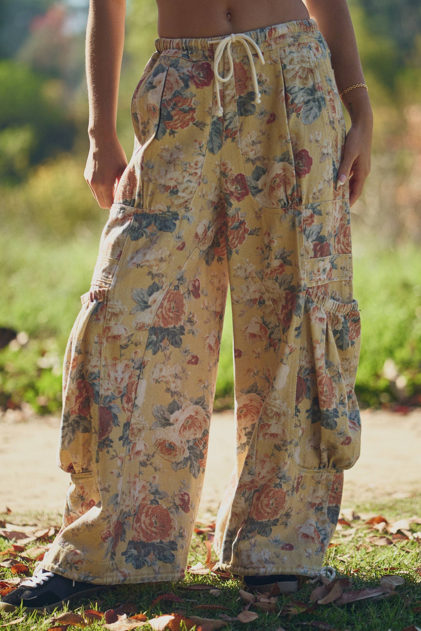 A New Arrival FLOWER PRINTED DENIM WAIST DROPPED POCKETS PANT: Yellow