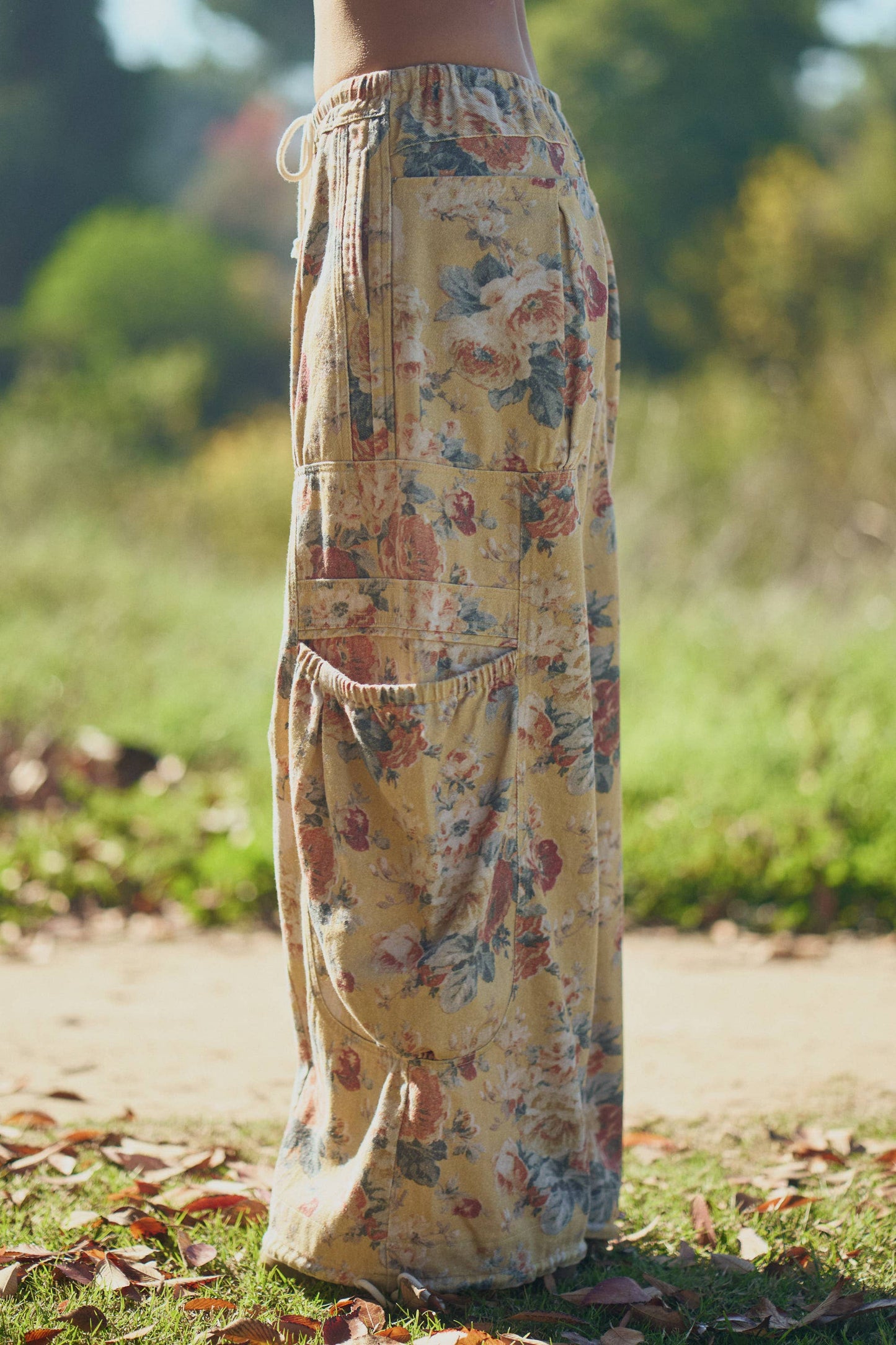 A New Arrival FLOWER PRINTED DENIM WAIST DROPPED POCKETS PANT: Yellow