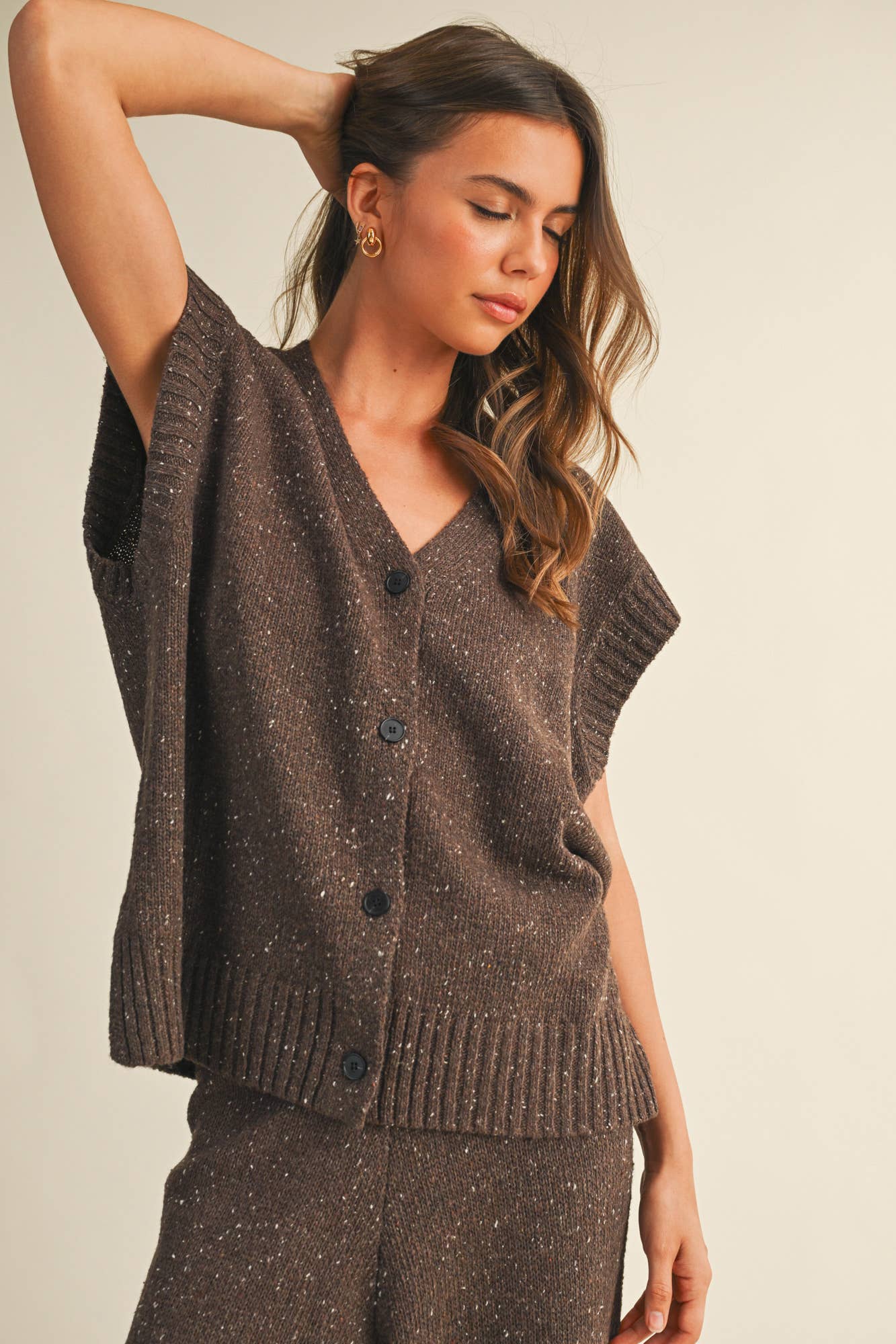 BUTTON FRONT OVERSIZED SWEATER VEST: DK.CHOCO