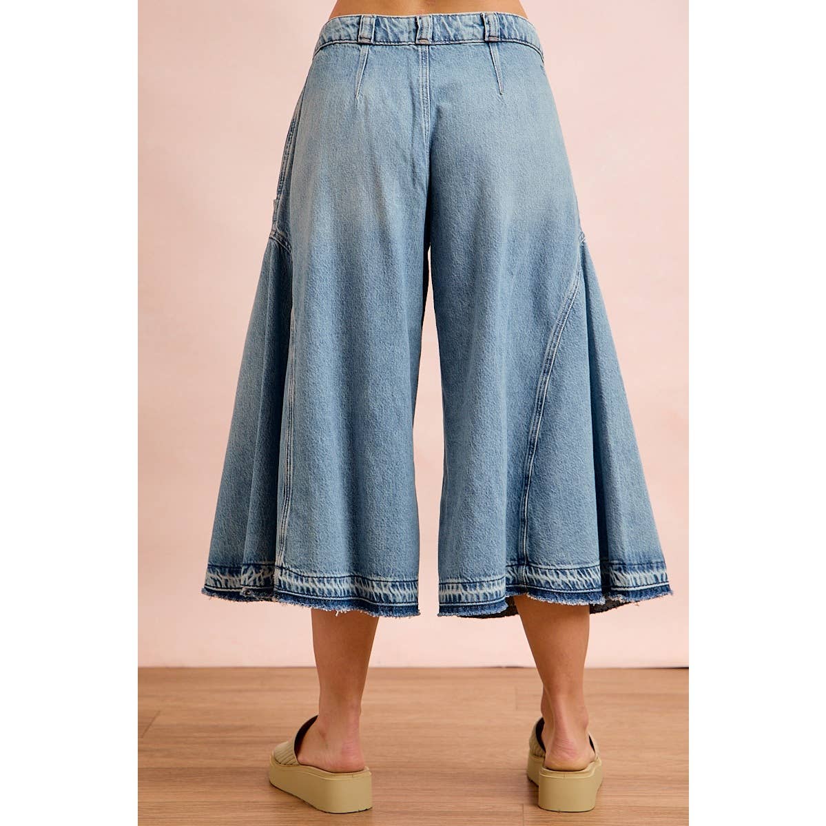 A New Arrival WASHED DENIM PANELED DETAIL CULOTTES JEANS: WASHED DENIM