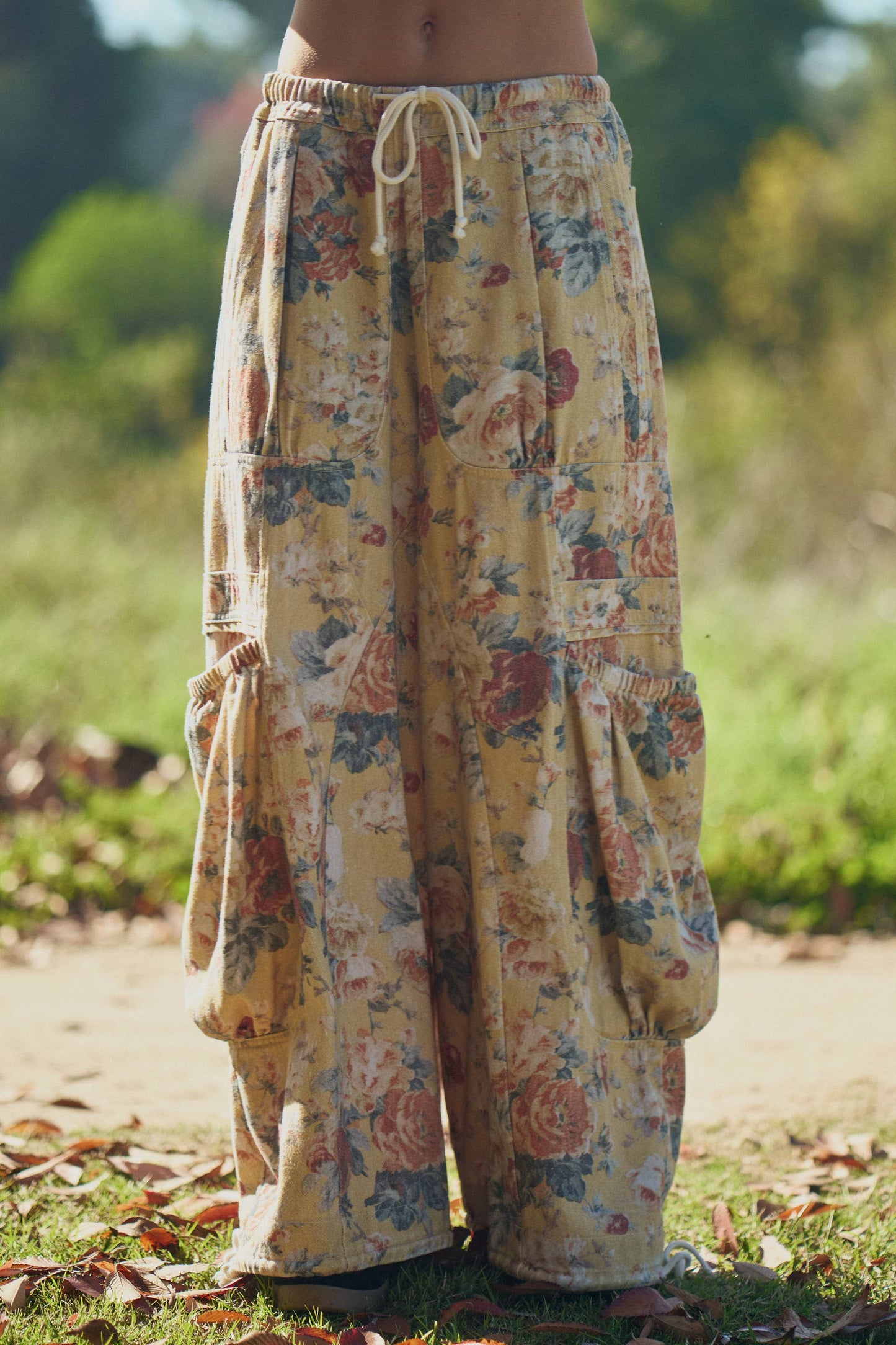 A New Arrival FLOWER PRINTED DENIM WAIST DROPPED POCKETS PANT: Yellow