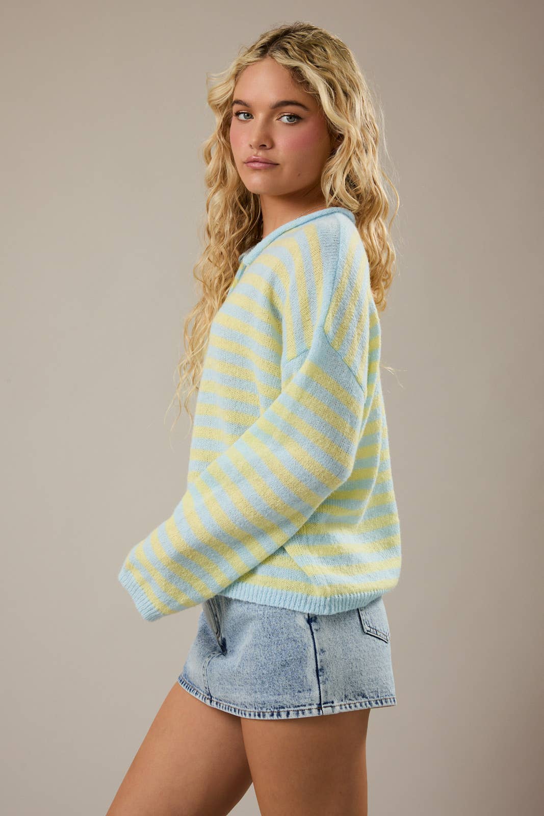 A New Arrival                 LONG SLEEVE ROLLED HEMLINE DETAIL STRIPE HALF BUTTON SWEATER: BLUE-YELLOW STRIPE