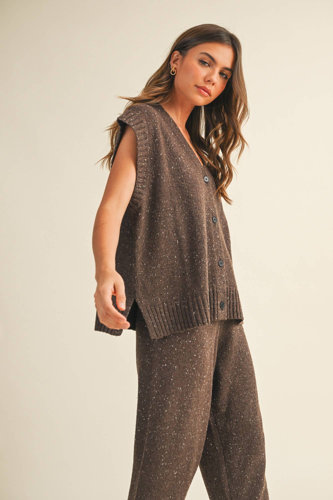 BUTTON FRONT OVERSIZED SWEATER VEST: DK.CHOCO