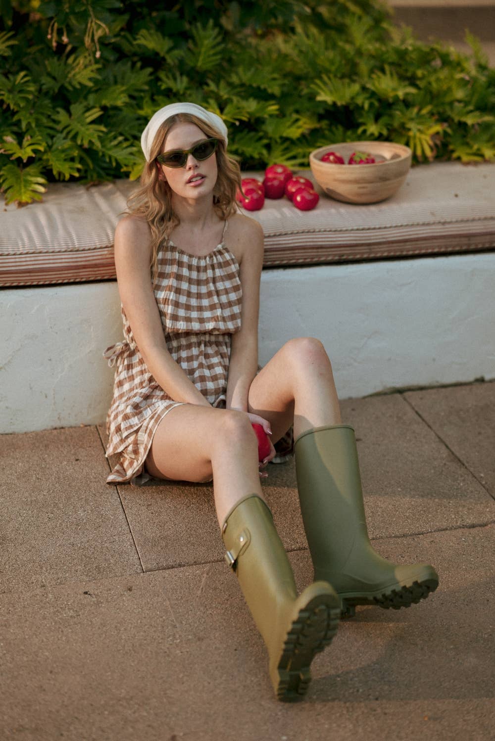 A New Arrival GINGHAM SLEEVELESS ELASTIC BAND WAIST TOP: BROWN/WHITE