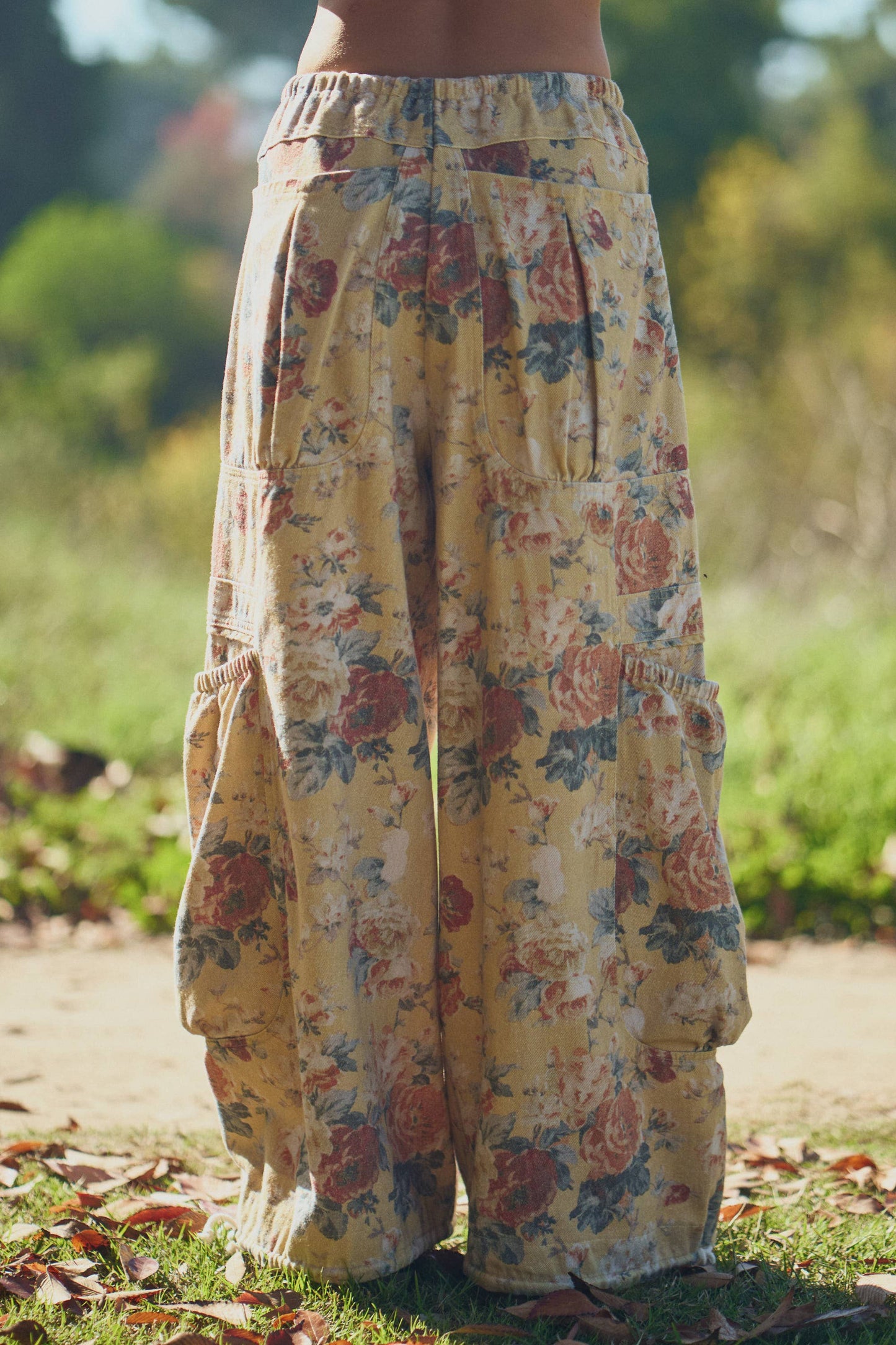 A New Arrival FLOWER PRINTED DENIM WAIST DROPPED POCKETS PANT: Yellow