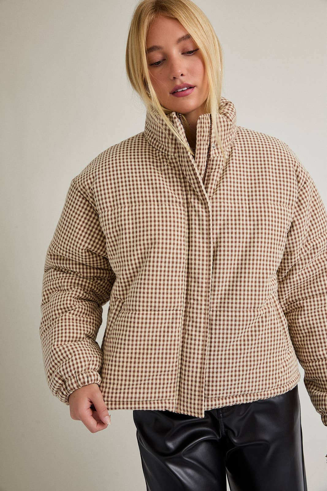 GINGHAM PUFFER JACKET: BROWN-CREAM GINGHAM