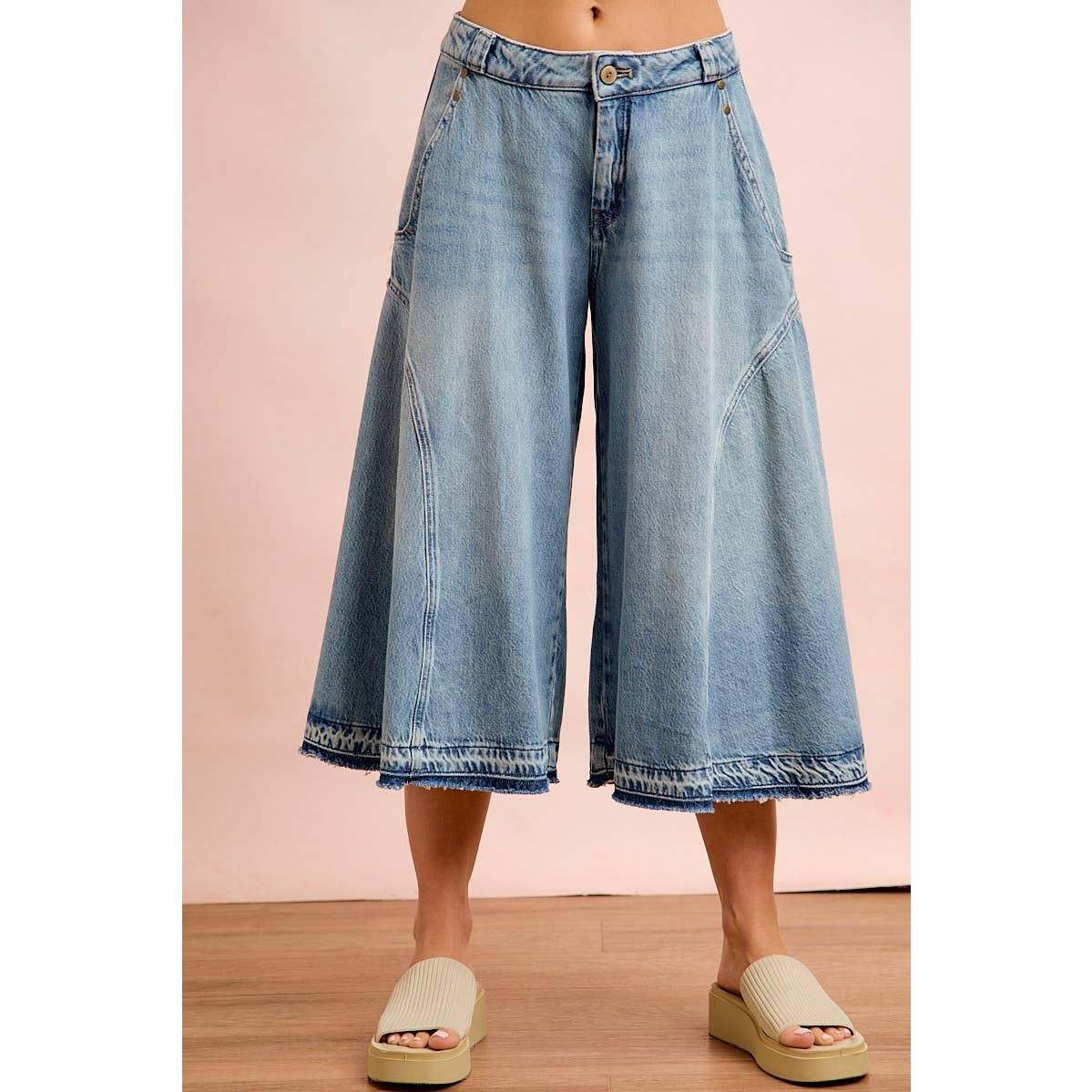 A New Arrival WASHED DENIM PANELED DETAIL CULOTTES JEANS: WASHED DENIM