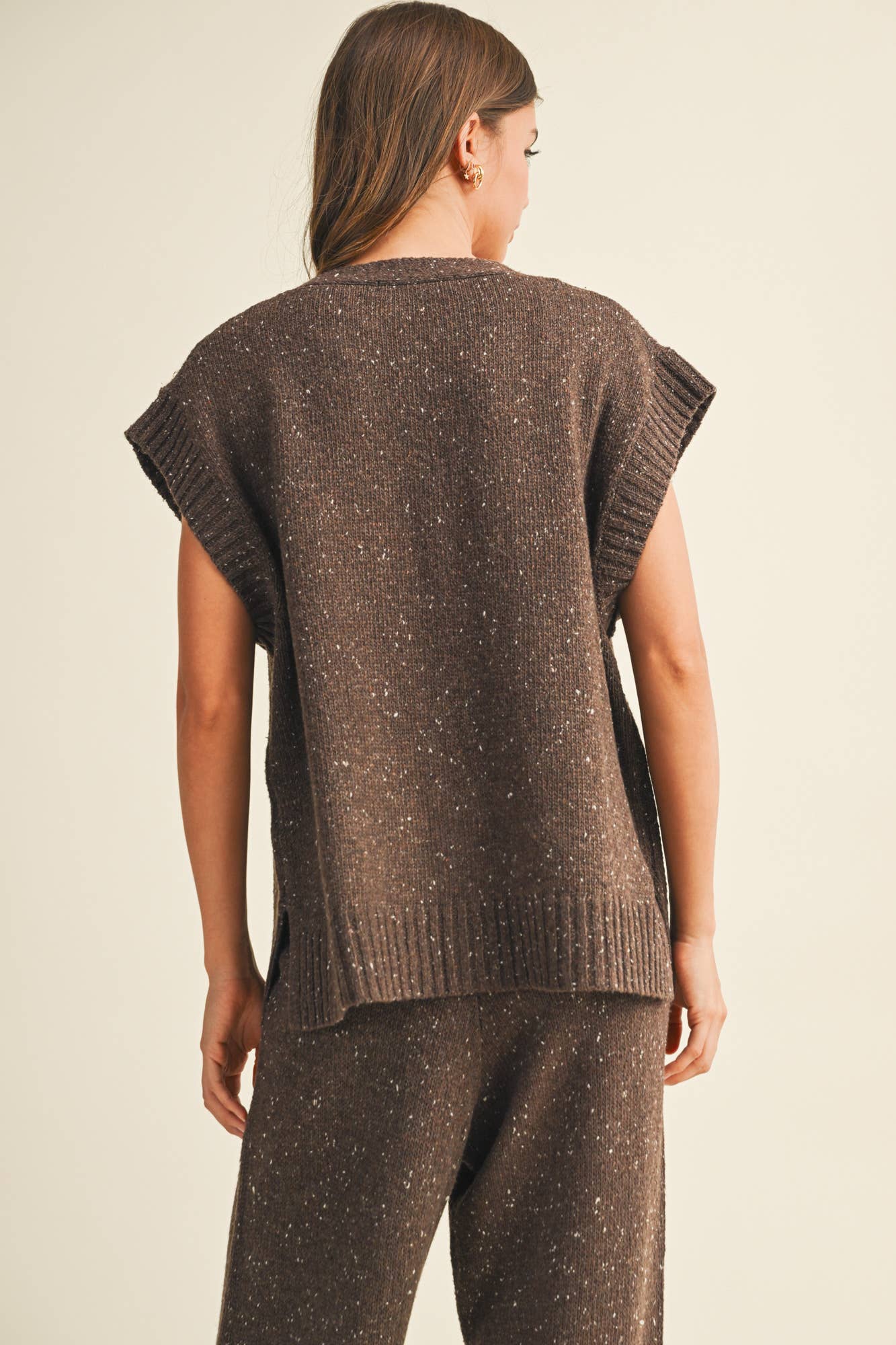 BUTTON FRONT OVERSIZED SWEATER VEST: DK.CHOCO